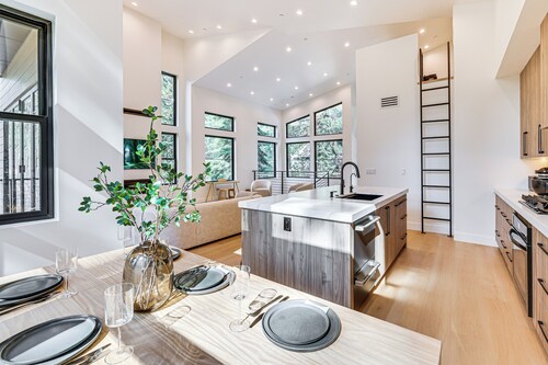 4 Mi to Soda Springs Resort: Hot Tub Hideaway!