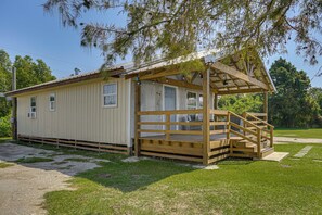 Un petit bâtiment d’un seul étage, doté d’un porche en bois et d’un espace abrité.