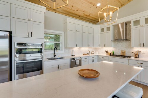 Mtn-view Decks & Fire Pit: Quiet Brasstown Escape