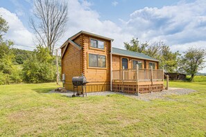 House (2 Bedrooms) | Interior - 5 Mi to Susquehanna Boating! Secluded Log Cabin (Selinsgrove)