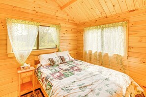 House (2 Bedrooms) | Interior - 5 Mi to Susquehanna Boating! Secluded Log Cabin (Selinsgrove)