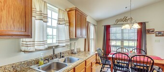 3 Mi to Arkansas River: Rural Family Home w/ Yard