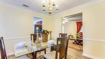 House (4 Bedrooms) | Interior