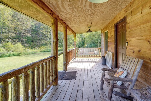 Rustic, Woodsy Cabin in Palestine w/ Pool Table!