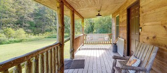 Rustic, Woodsy Cabin in Palestine w/ Pool Table!