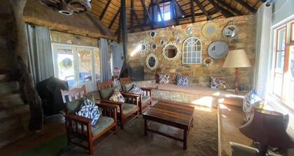 Cozy 4Bedroom Cottage with Rustic-Modern Twist, Fireplace, 2.5km nr Bridal falls