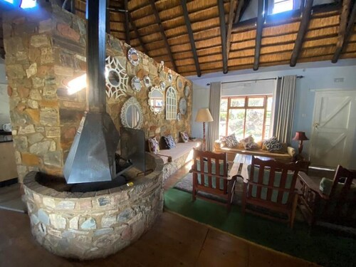 Cozy 4Bedroom Cottage with Rustic-Modern Twist, Fireplace, 2.5km nr Bridal falls
