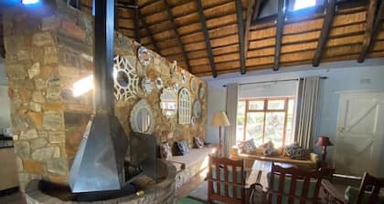 Cozy 4Bedroom Cottage with Rustic-Modern Twist, Fireplace, 2.5km nr Bridal falls