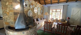 Cozy 4Bedroom Cottage with Rustic-Modern Twist, Fireplace, 2.5km nr Bridal falls