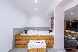 Habitación exclusiva doble | Baño | Ducha, secador de pelo, toallas y jabón