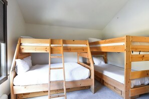 4 عدّة غرف نوم وواي فاي مجانًا وملاءات أسرّة