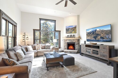 Red Hawk Townhome - Walk to Lifts, Pool/Hot Tub Access