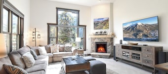 Red Hawk Townhome - Walk to Lifts, Pool/Hot Tub Access