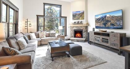 Red Hawk Townhome - Walk to Lifts, Pool/Hot Tub Access