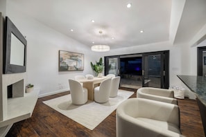 Luxury House, Multiple Beds, Pool Access, Mountain View (Shirley Lane) | Dining