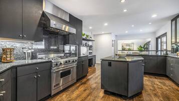 Luxury House, Multiple Beds, Pool Access, Mountain View (Shirley Lane) | Private kitchen | Fridge, microwave, oven, stovetop