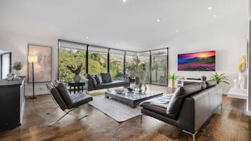 Luxury House, Multiple Beds, Pool Access, Mountain View (Shirley Lane) | Living area