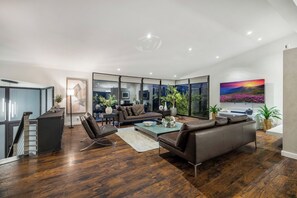 Luxury House, Multiple Beds, Pool Access, Mountain View (Shirley Lane) | Interior