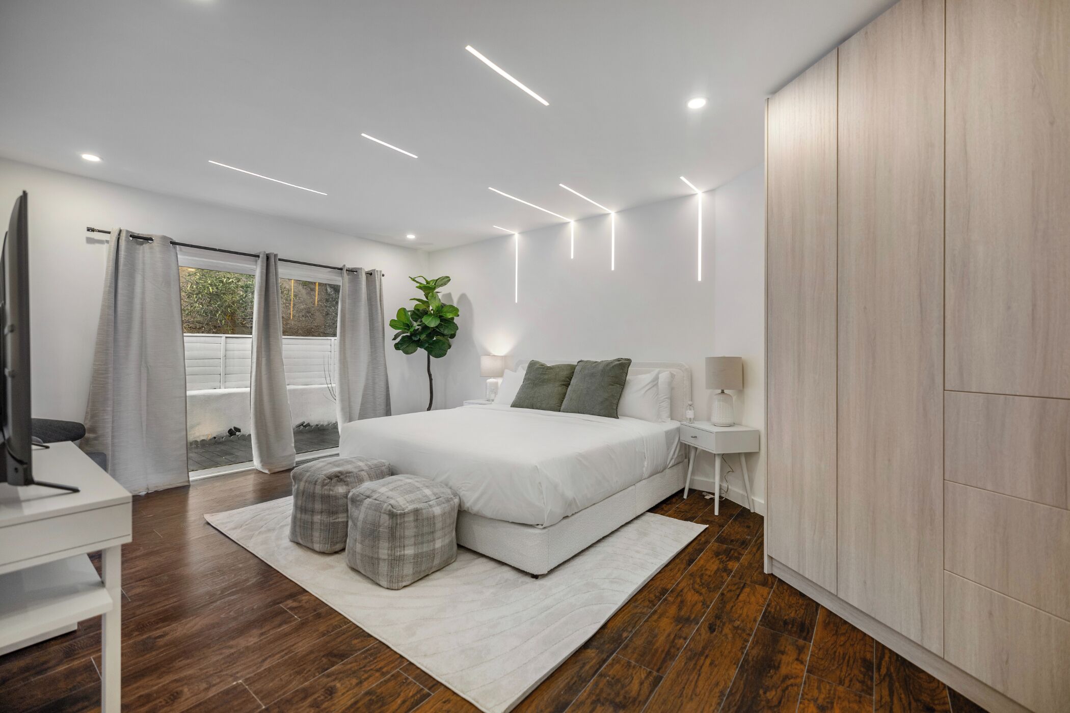 Luxury House, Multiple Beds, Pool Access, Mountain View (Shirley Lane) | 3 bedrooms, individually decorated, individually furnished, desk