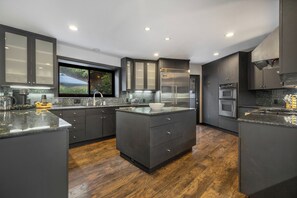 Luxury House, Multiple Beds, Pool Access, Mountain View (Shirley Lane) | Private kitchen | Fridge, microwave, oven, stovetop