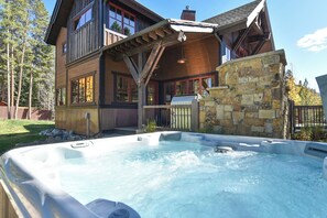 Tina de hidromasaje al aire libre