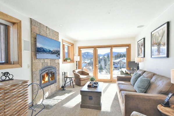 Smart TV, fireplace