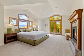 4 bedrooms, desk, iron/ironing board, free WiFi - Back Road Bliss - Beautiful Frisco Home (Frisco)