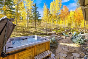 Outdoor spa tub - Back Road Bliss - Beautiful Frisco Home (Frisco)