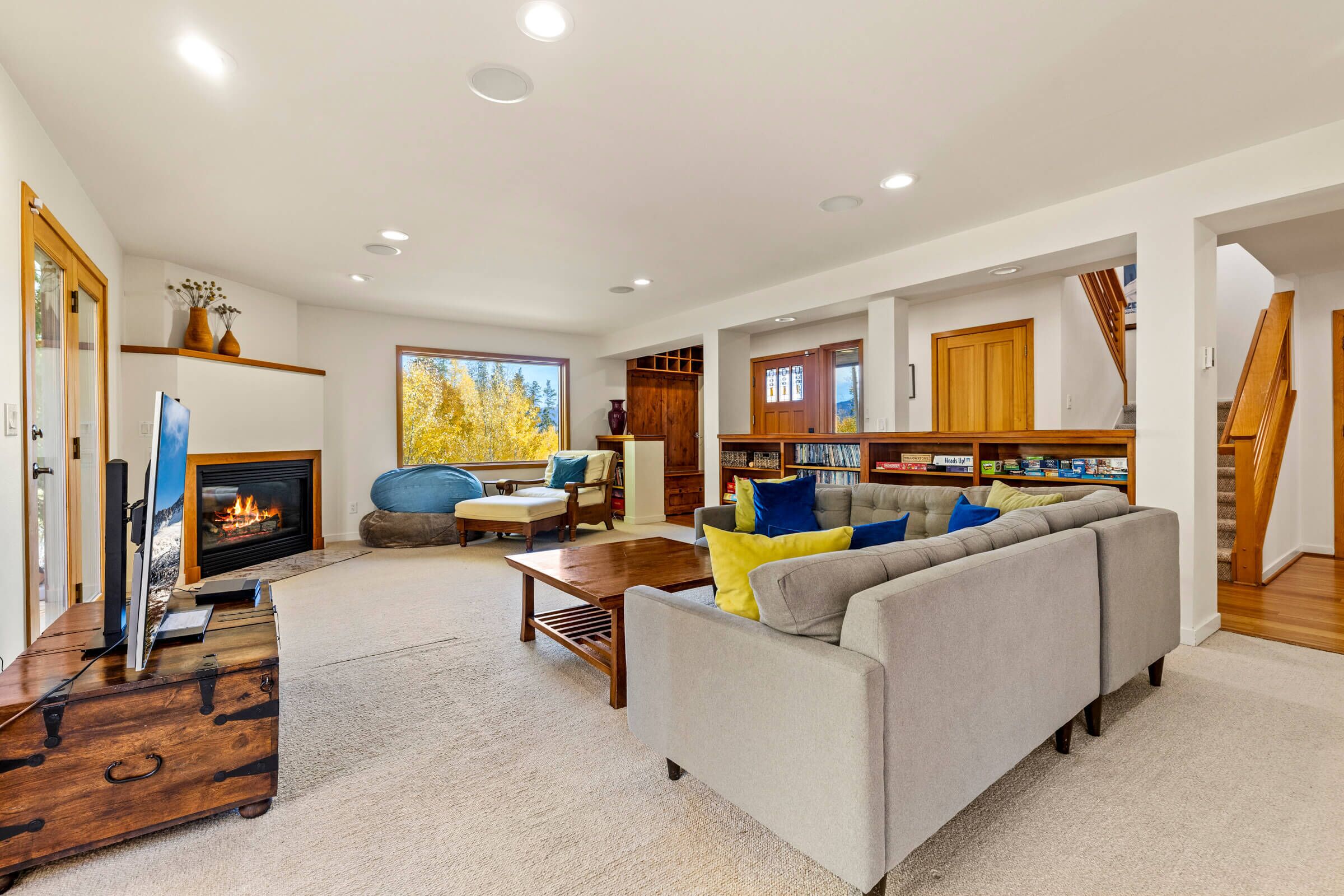 Smart TV, fireplace, books, offices