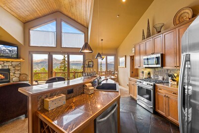 Sun Breck Lodge - Panoramic Mountain Views & Hot Tub