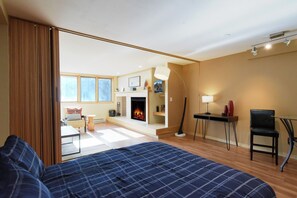 Skrivebord, wi-fi (inkludert) og sengetøy