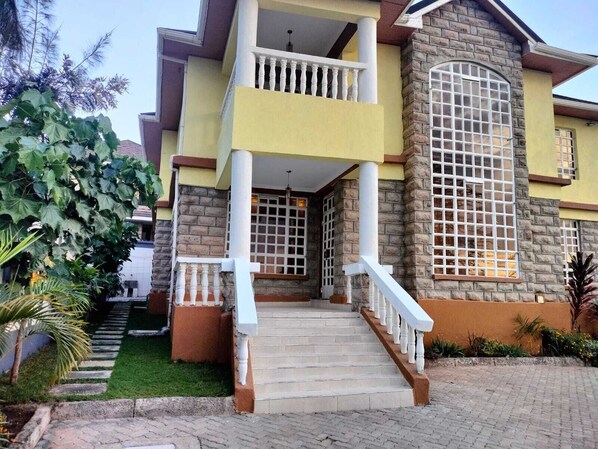 Exterior - Gorgeous villa with fans in Athi River for a relaxing getaway, near SGR, Airport (Athi River)