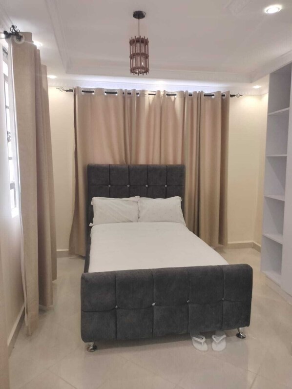 6 bedrooms, iron/ironing board, WiFi, bed sheets