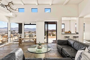 Een televisie en een kantoor