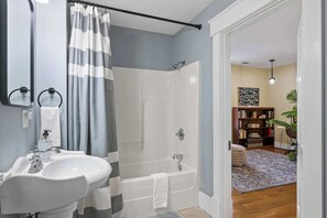 Shower, hair dryer, towels - Double Game Rooms! - 4BR Only 7 Min to Ark (Williamstown)