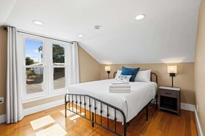 4 bedrooms, desk, iron/ironing board, travel cot - Double Game Rooms! - 4BR Only 7 Min to Ark (Williamstown)