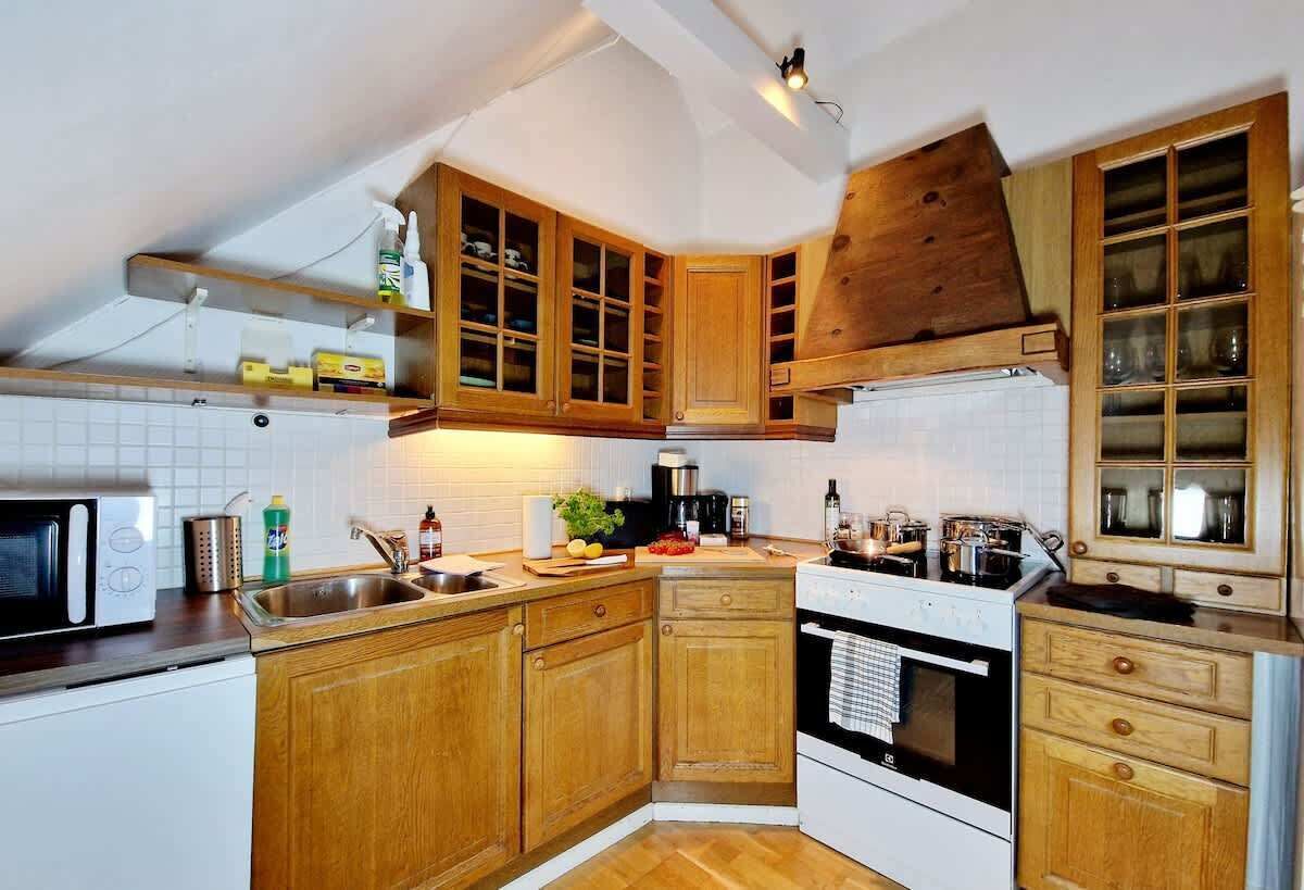 Kjøleskap, mikrobølgeovn, ovn og kokeplater