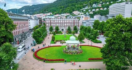 King bed! Great location! Top floor!