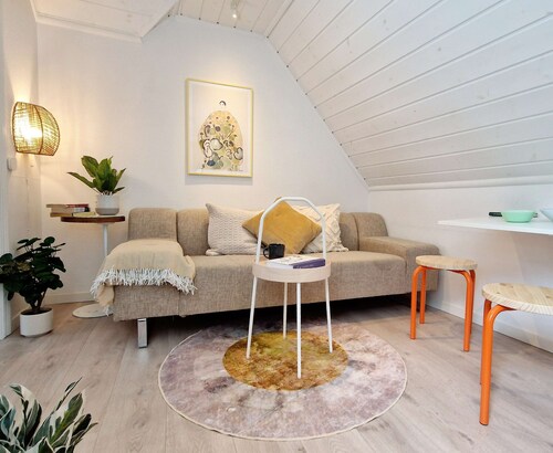 Cozy loft with king bed in the middle of town
