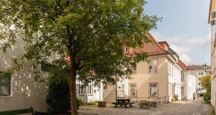 Cozy loft with king bed in the middle of town