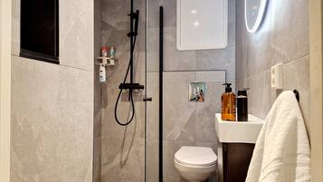 Een douche, gratis toiletartikelen, een haardroger