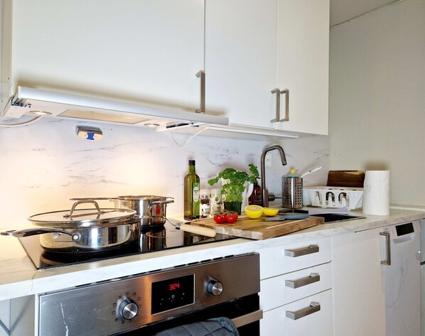 Fridge, microwave, oven, stovetop