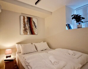 Iron/ironing board, travel cot, WiFi, bed sheets