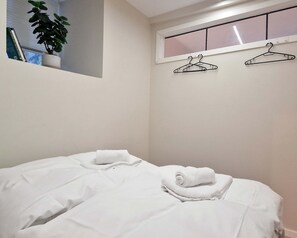 Tabla de planchar con plancha, cuna de viaje, wifi y ropa de cama 