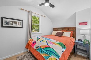 2 bedrooms, iron/ironing board, WiFi, bed sheets - Charming 2-bedroom cottage, pet friendly, fenced yard, near Fox River! (McHenry)