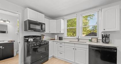 Charming 2-bedroom cottage, pet friendly, fenced yard, near Fox River!