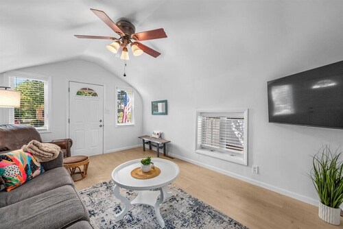 Charming 2-bedroom cottage, pet friendly, fenced yard, near Fox River!