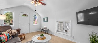 Charming 2-bedroom cottage, pet friendly, fenced yard, near Fox River!