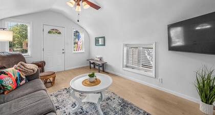 Charming 2-bedroom cottage, pet friendly, fenced yard, near Fox River!