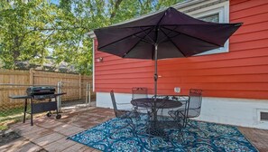 Outdoor dining - Charming 2-bedroom cottage, pet friendly, fenced yard, near Fox River! (McHenry)